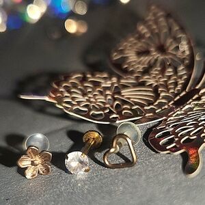 Set a three gold stud piercings